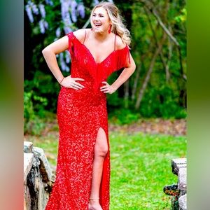 Absolutely stunning Alyce Paris 2023 formal! Size 8, in perfect condition!